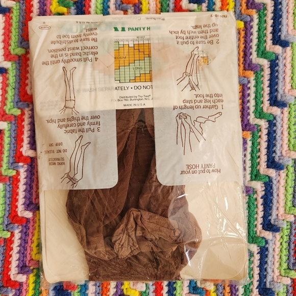 🤎 Vintage 1990s Tan/Brown Textured Nylon Pantyhose 🤎 - Picture 5 of 11